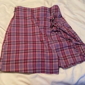 This is a skirt from kohl’s, and it has a zipper on one of the sides.